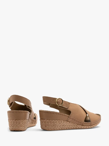 Dunkelbeige Plateausandalen