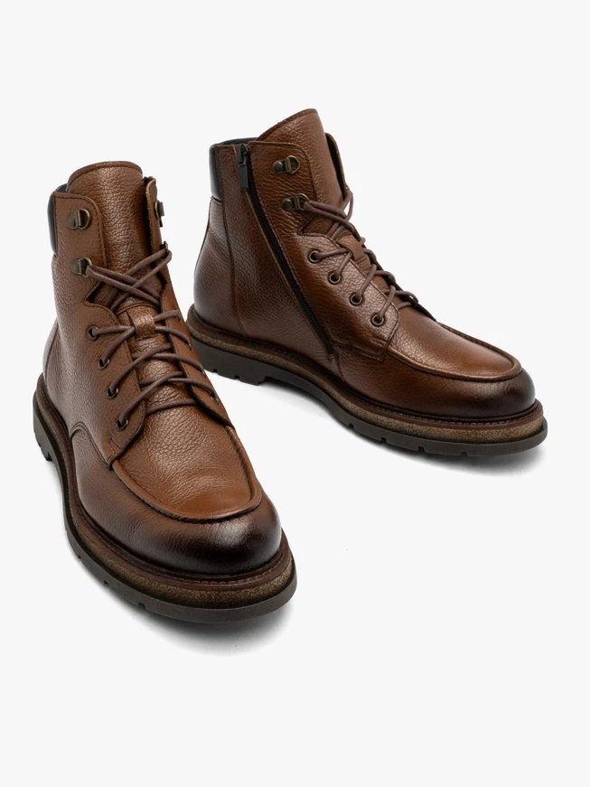 Braune isolierte Herrenstiefel