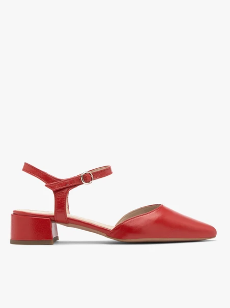 Rote Pumps mit offenen Absätzen