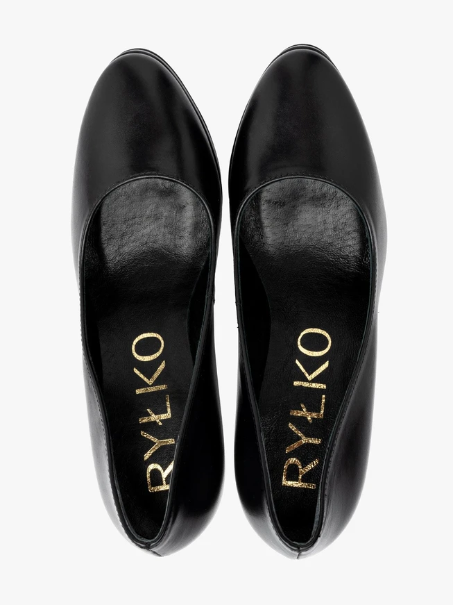 Schwarze hochhackige Pumps und Ballkleider