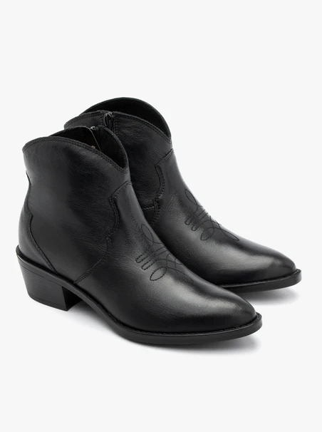 Schwarze Cowboystiefel mit dekorativer Stickerei