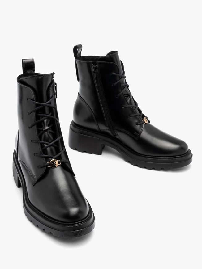 Black women’s boots with chunky sole