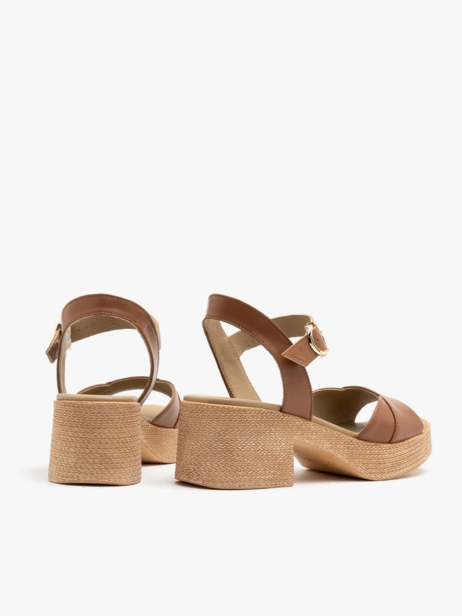 Hellbraune Sandalen auf massivem Plateau