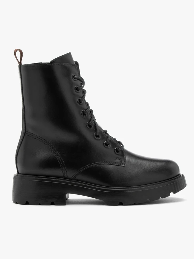 Klassische schwarze Stiefel auf leichter Basis