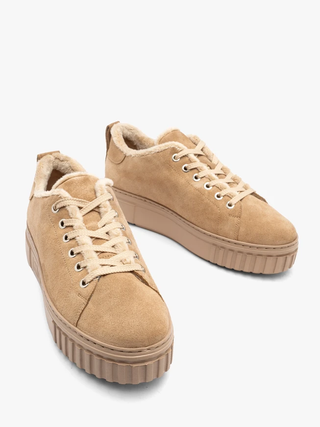 Isolierte Sportschuhe aus Veloursleder in der Farbe Beige