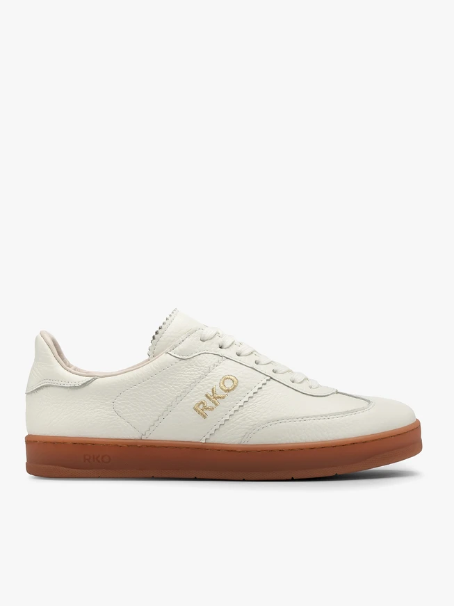 White sporty shoes with beige sole