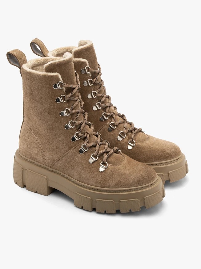 Beige isolierte Damenstiefel