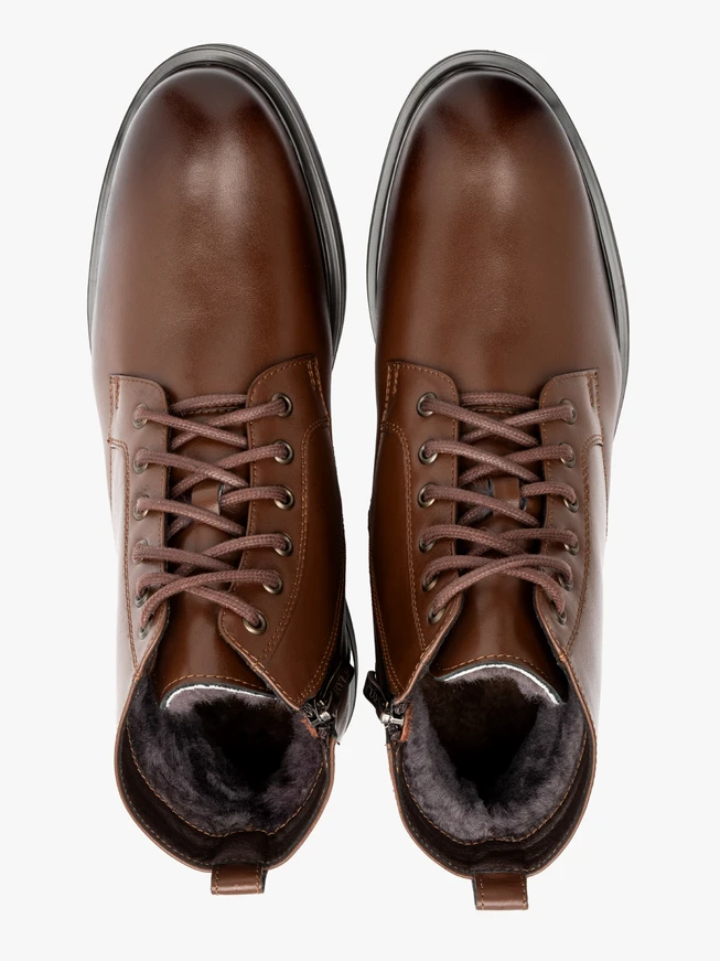 Brown men’s boots lined with shearling