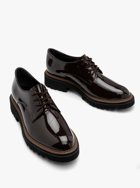 Dunkelbraun lackierte Damenhalbschuhe