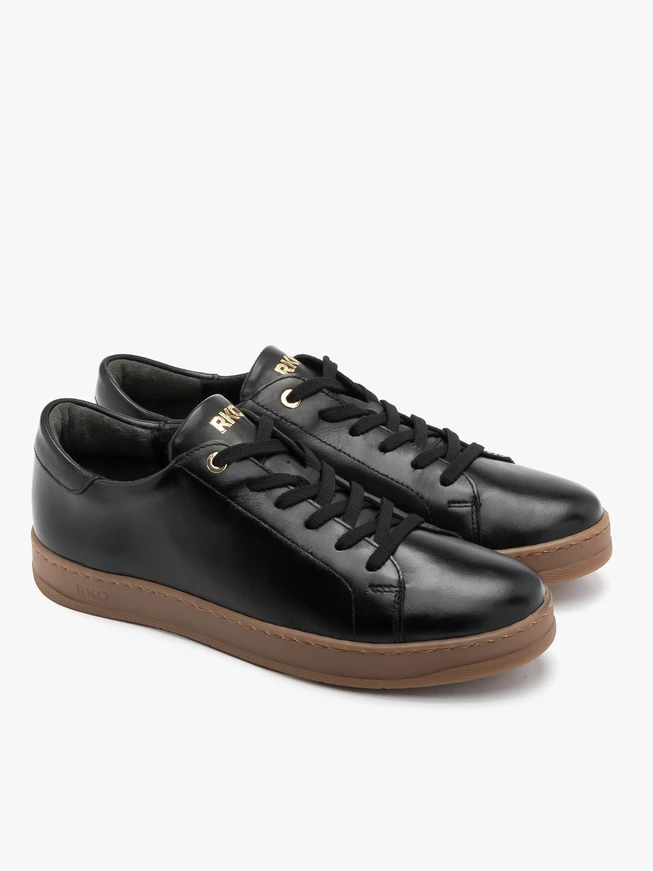 Schwarze Sporthalbschuhe mit beigem Boden