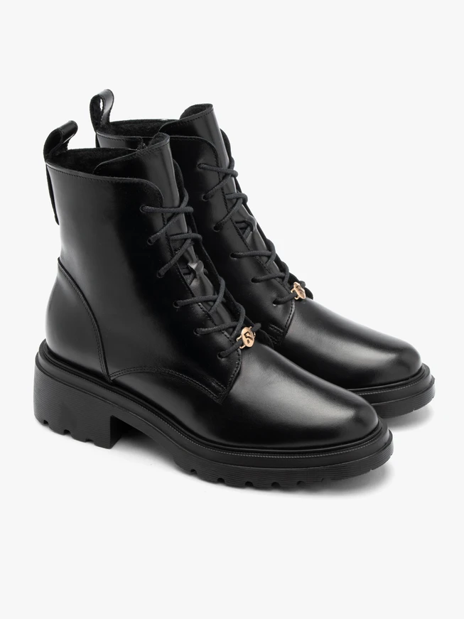 Black women’s boots with chunky sole