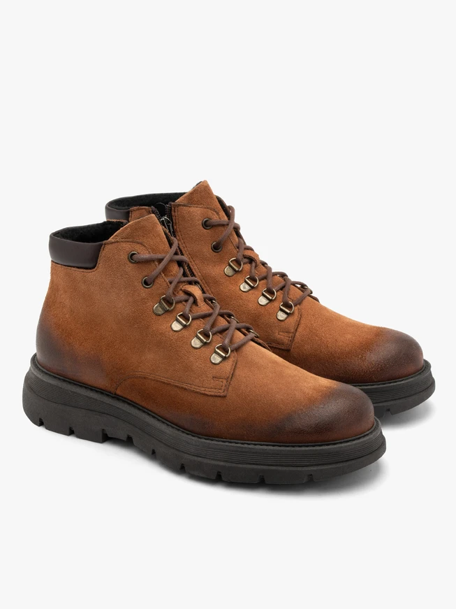 Rote Herrenstiefel mit festem Boden