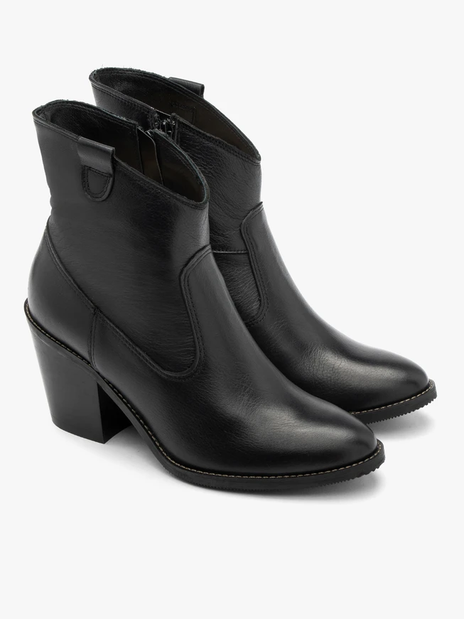 Schwarze Cowboystiefel mit dekorativem Schaft