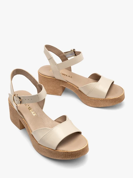 Cremefarbene Sandalen auf einem massiven Plateau