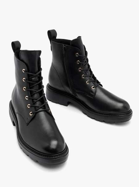 Schwarze Damenstiefel auf leichter Basis