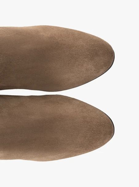 Sandfarbene Damenstiefel mit Stilettoabsatz