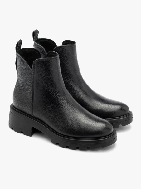 Schwarze Damenstiefel mit dicken Sohlen