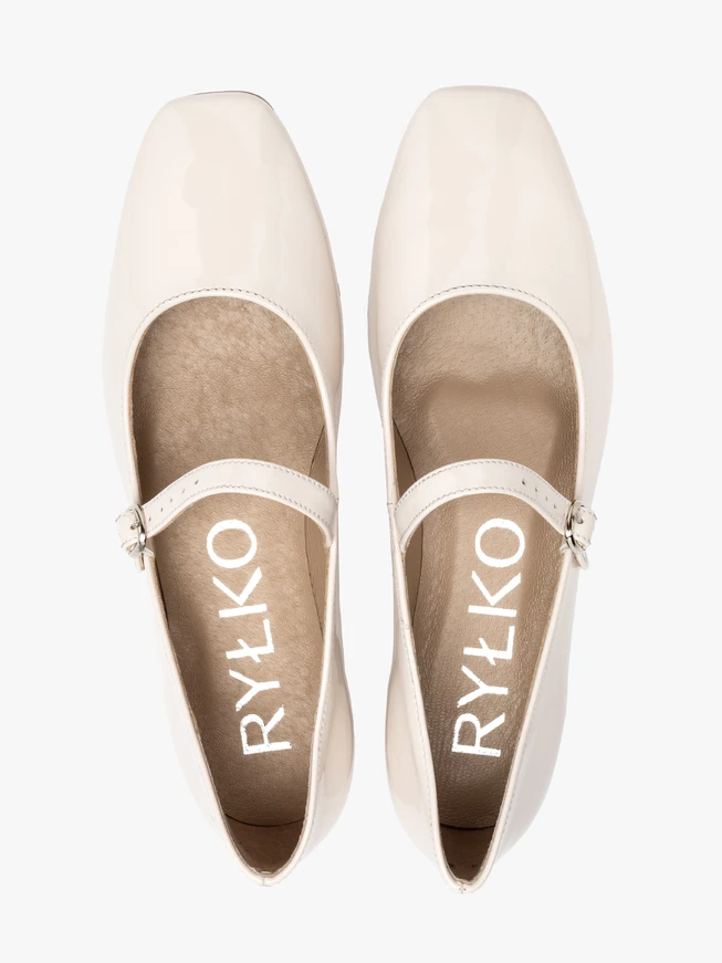 Cremefarbene lackierte Ballerinas mit dekorativem Verschluss