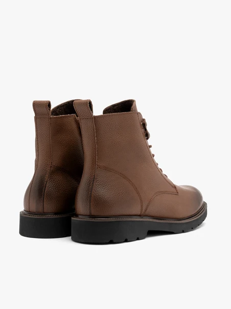 Braune Herrenstiefel mit schwarzem Boden