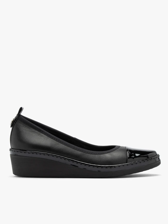 Schwarze Pumps mit lackierter Nase