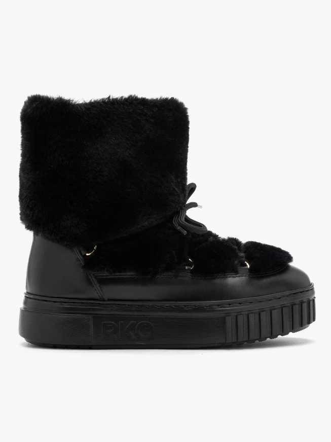 Black insulated women’s snow boots
