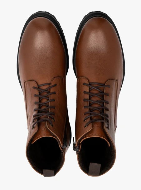 Braune Herrenstiefel mit schwarzem Boden