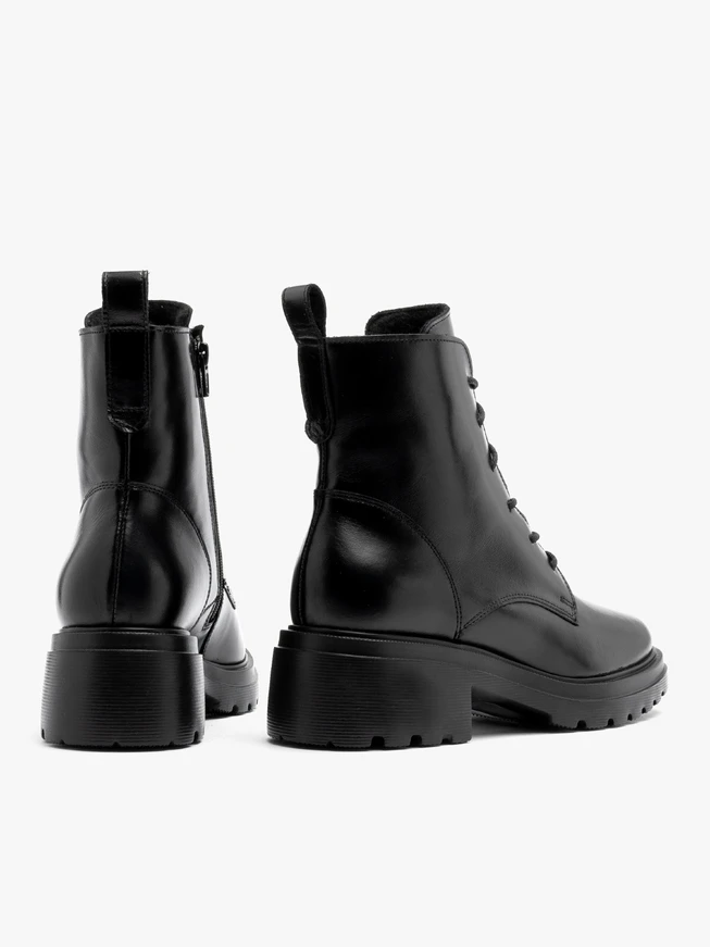Black women’s boots with chunky sole