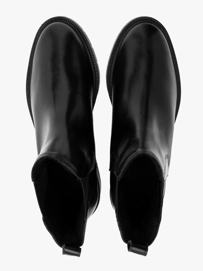 Black women’s Chelsea boots with decorative cut at the elastic