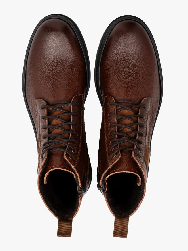 Braune Herrenstiefel mit festem Boden