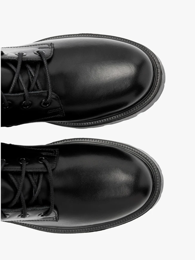 Klassische schwarze Stiefel auf leichter Basis