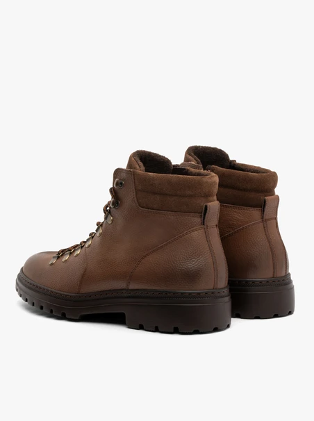 Braune Herrenstiefel mit leichtem Traktorsockel