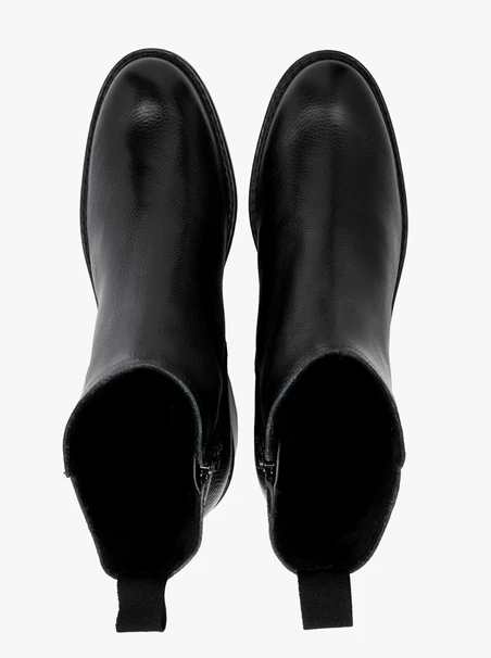 Schwarze Stiefel mit hohem Absatz und gerade geschnittenem Schaft