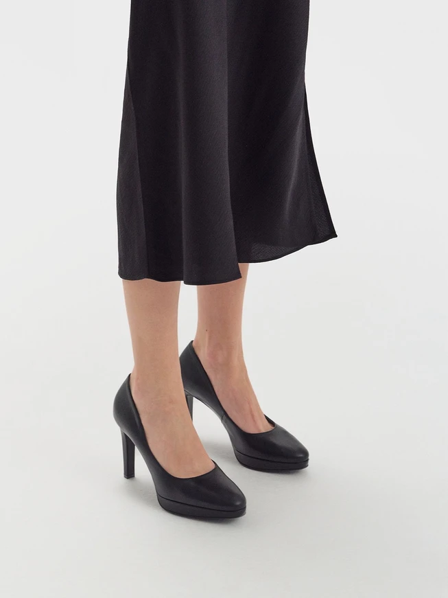 Schwarze hochhackige Pumps und Ballkleider