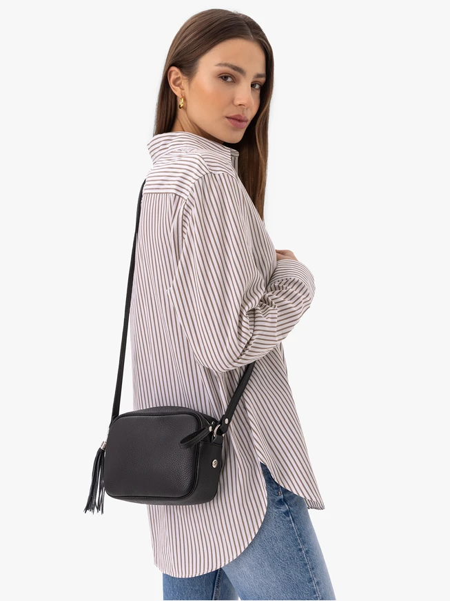 Kleine schwarze Handtasche mit Quaste
