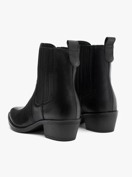 Schwarze Damenpantoffeln mit spitzen Zehen