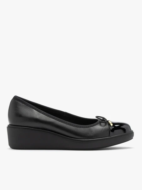 Schwarze Pumps mit niedrigem Plateau