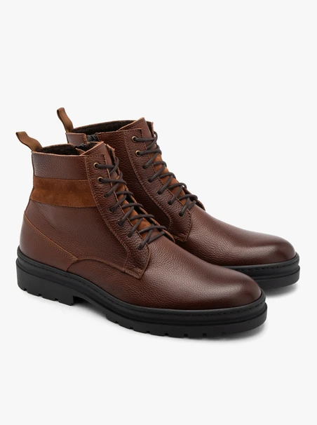 Braune Herrenstiefel mit festem Boden