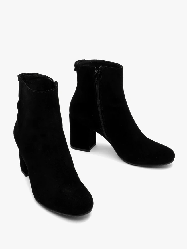 Klassische Veloursstiefel
Damenstiefel auf einem massiven Block