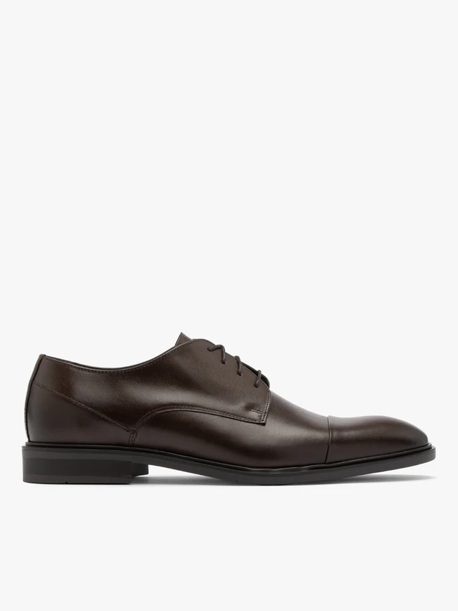Dunkelbraune Halbschuhe mit dekorativer Zehenkappe