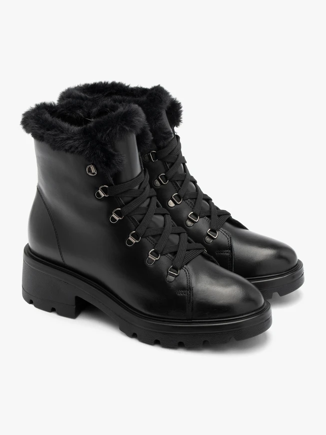 Schwarze Schnürstiefel mit Fell