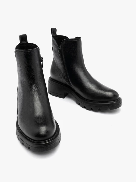 Schwarze Damenstiefel mit dicken Sohlen