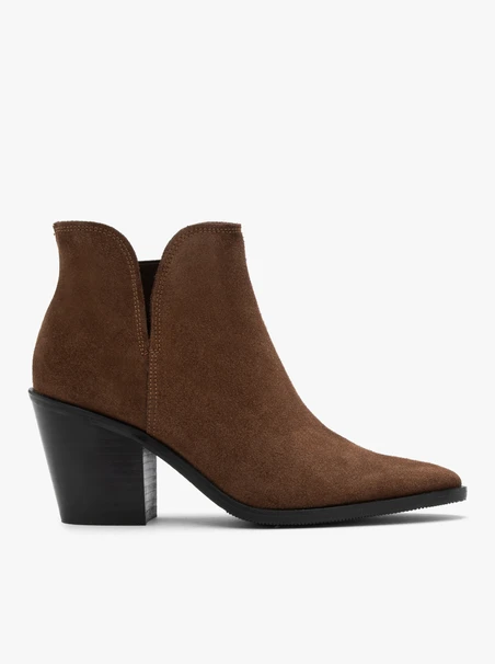 Braune Stiefel mit Ausschnitt am Knöchel