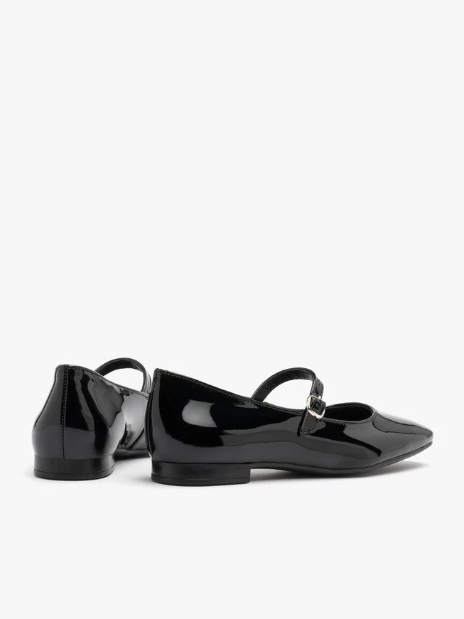 Schwarz lackierte Ballerinas mit dekorativem Verschluss