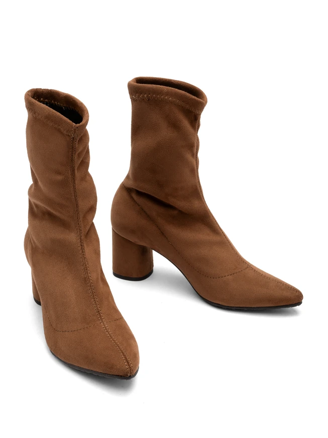 Elastic pointed-toe ankle boots