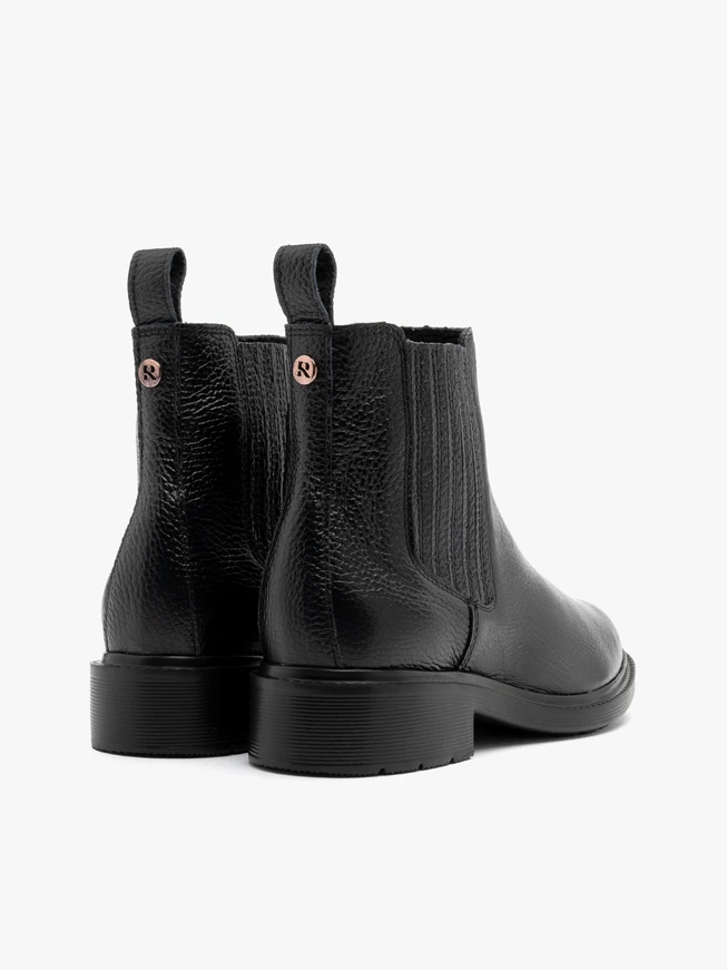 Women’s Chelsea boots with decorative stitching at the elastic