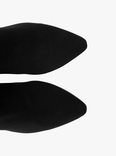 Flexible schwarze Stiefel mit breitem Schaft