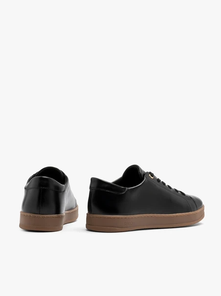 Black sporty shoes with beige sole