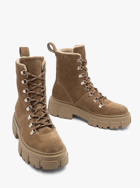 Beige isolierte Damenstiefel