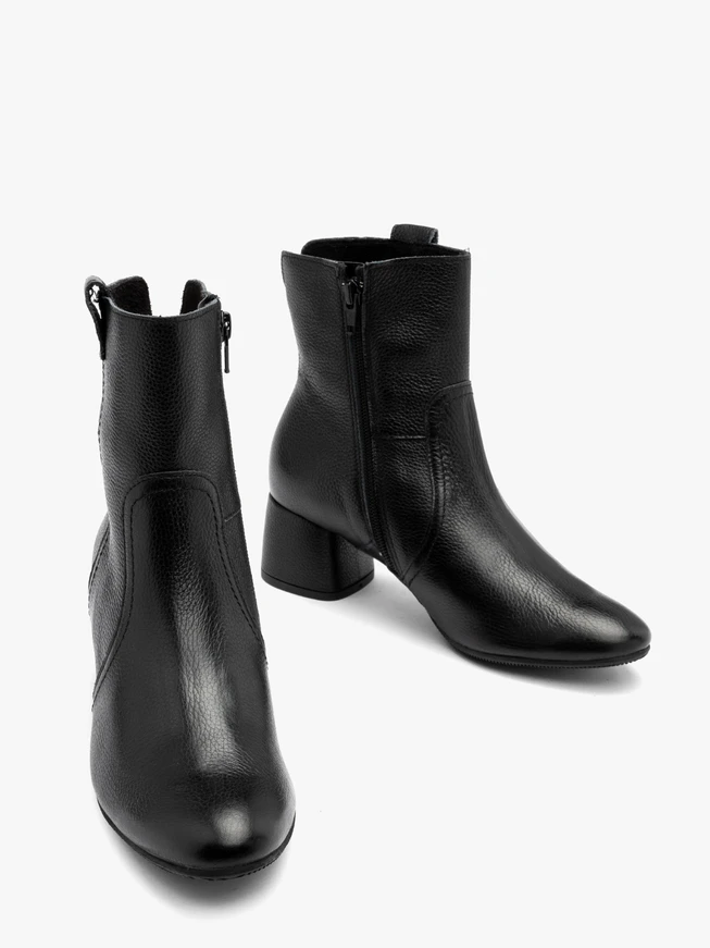 Schwarze Damenstiefel mit niedrigen Absätzen