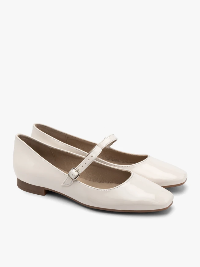 Cremefarbene lackierte Ballerinas mit dekorativem Verschluss
